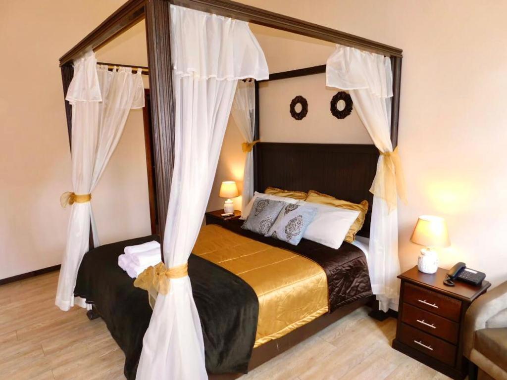Hotel En El Centro Historico クエンカ エクステリア 写真